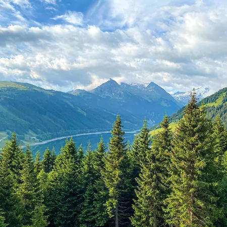 Lena شقة جيرلوس